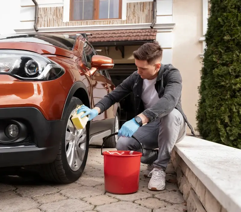 Lavage auto à domicile Saint-Ferréol-des-Côtes : professionnel intervenant sur un véhicule